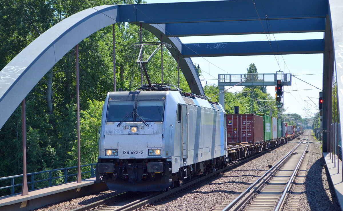 Wahrscheinlich RTB CARGO GmbH, Düren [D]? mit der Railpool Lok  186 422-2  [NVR-Nummer: 91 80 6186 422-2 D-Rpool] und Containerzug am 03.06.22 Durchfahrt Bf. Erkner.