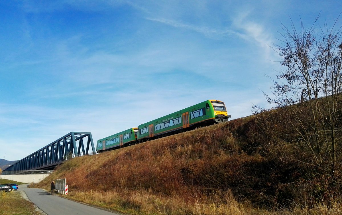 Waldbahn aus Richtung Deggendorf kurz nach Überqueren der Donaubrücke. 20.11.2016 