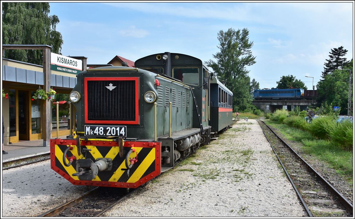 Waldbahn Királyrét (Királyréti Erdei Vasút, Királyréti Kisvasút).Mk 48.2014 führt unseren Extrazug über Szokolya mit der interessanten Ortsdurchfahrt nach Paphegy, wo sich die Werkstatt der Bahn befindet. (12.06.2018)