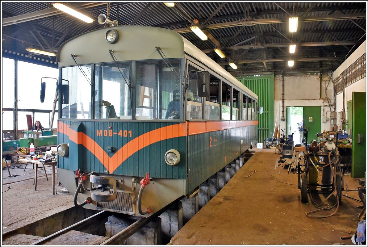 Waldbahn Királyrét (Királyréti Erdei Vasút, Királyréti Kisvasút). Auch der Triebwagen M06-401 steht im Depot in Paphegy. (12.06.2018)