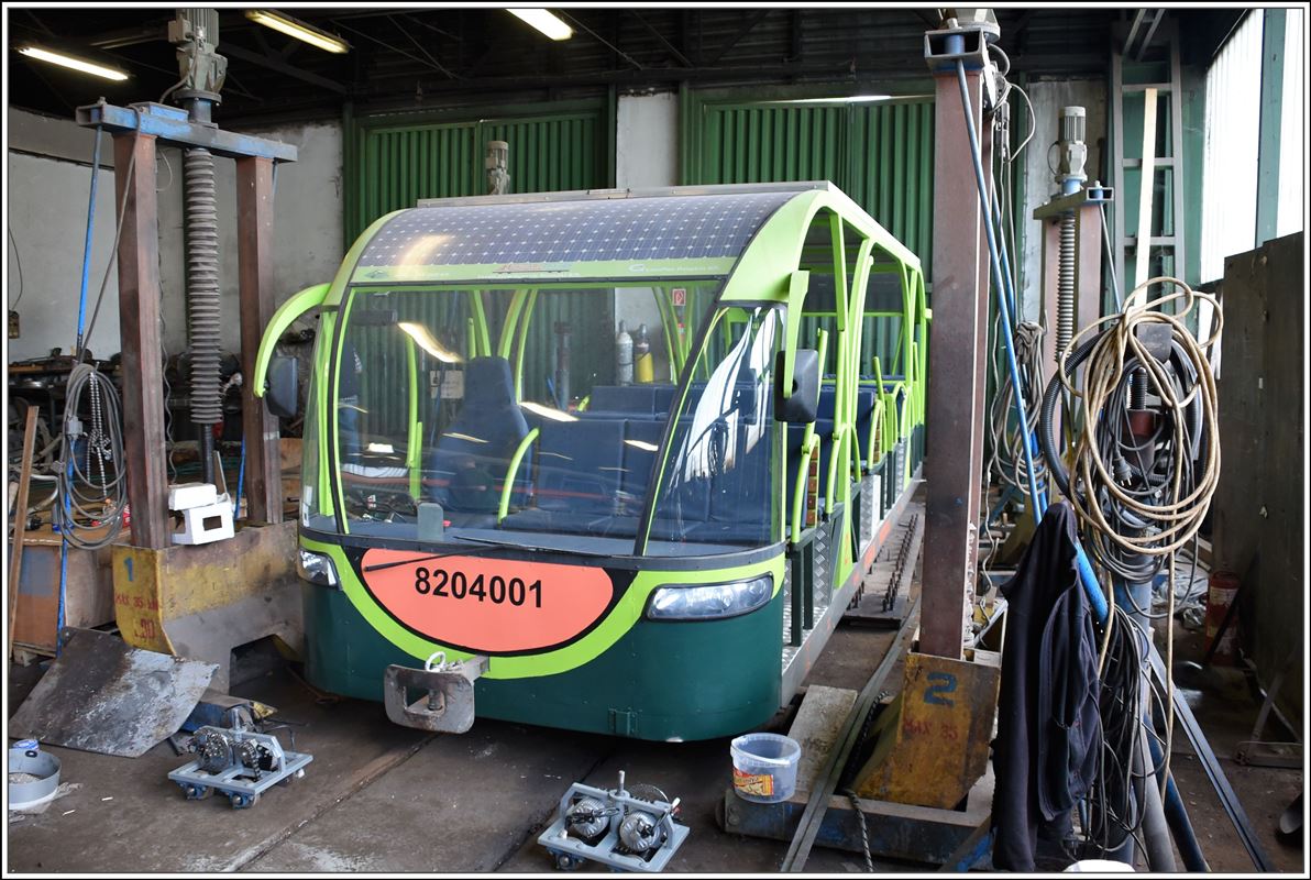 Waldbahn Királyrét (Királyréti Erdei Vasút, Királyréti Kisvasút). Im Depot befindet sich neben einer Resita Dampflok und weiteren Doeselloks auch dieser Solartriebwagen 820 4001. (12.06.2018)