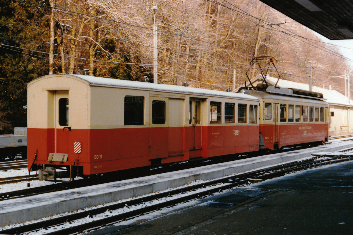 WALDENBURGER BAHN/WB.
Erinnerung an das alte Waldenburgerli.
Der an Werktagen verkehrende Personenzug bestehend aus dem BDe 4/4 1 und dem BD 4 11 in Waldenburg im Januar 1986 kurz vor der Abfahrt nach Liestal. Der BD 4 11 gehörte zu den Exoten von den Personenwagen.
Foto: Walter Ruetsch 