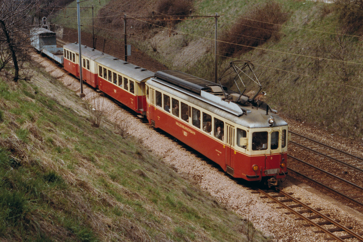 WALDENBURGER BAHN/WB.
Erinnerung an das alte Waldenburgerli.
Gemischter Zug mit dem BDe 4/4 3 kurz vor dem Endbahnhof Liestal im Mai 1986.
Foto: Walter Ruetsch