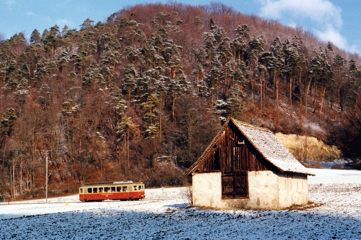 WALDENBURGER BAHN/WB.
Erinnerung an das alte Waldenburgerli.
Winterstimmung mit Solotriebwagen BDe 4/4 bei Lampenberg-Ramlinsburg im Januar 1986.
Foto: Walter Ruetsch