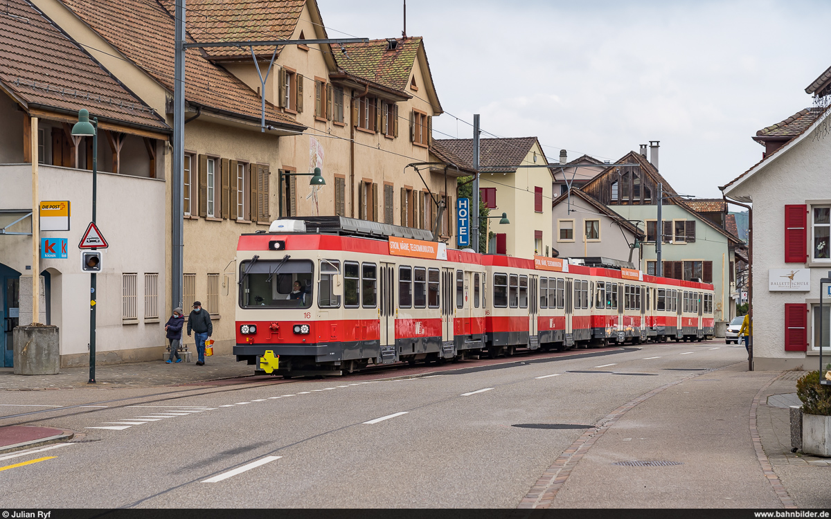 Waldenburgerbahn BDe 4/4 16 und 17 am 3. April 2021 in Oberdorf.<br>
Am 5. April 2021 verkehrt die einzige öffentliche 75-cm-Schmalspurbahn in der Schweiz zum letzten Mal. Danach wird die Strecke während eineinhalb Jahren in Meterspur neu gebaut.