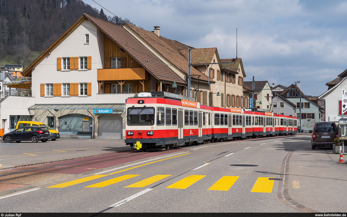 Waldenburgerbahn BDe 4/4 16 und 17 am 3. April 2021 in Oberdorf.<br>
Am 5. April 2021 verkehrt die einzige öffentliche 75-cm-Schmalspurbahn in der Schweiz zum letzten Mal. Danach wird die Strecke während eineinhalb Jahren in Meterspur neu gebaut.