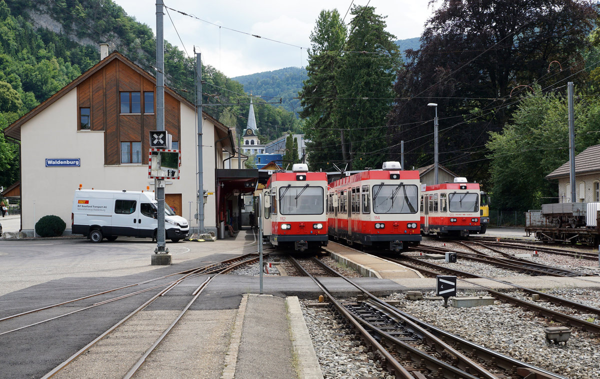 WALDENBURGERBAHN.
Impressionen vom 28. Juni 2018.
Normalerweise sind zwischen Waldenburg und Liestal Dreiwagenzüge unterwegs.
Mehrere Triebzüge warteten in Waldenburg auf ihren nächsten Einsatz.
Foto: Walter Ruetsch
