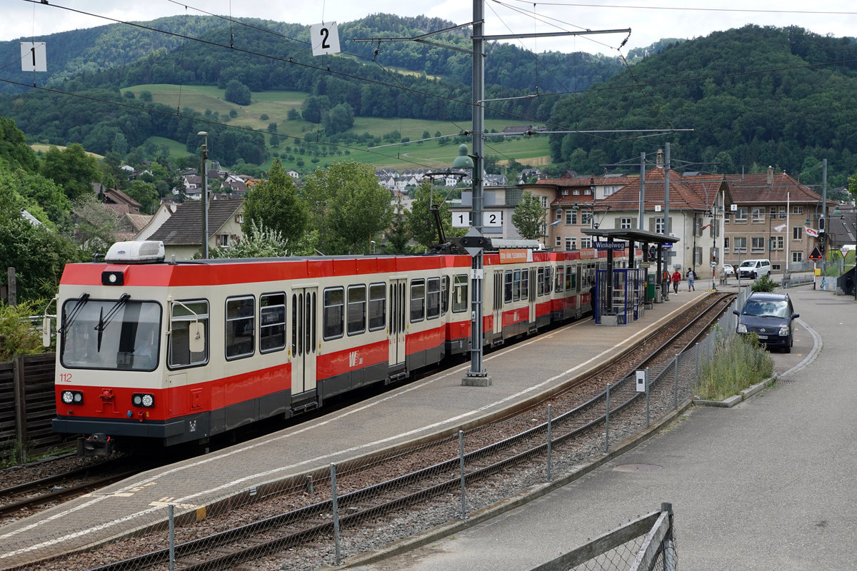 WALDENBURGERBAHN.
Impressionen vom 28. Juni 2018.
Normalerweise sind zwischen Waldenburg und Liestal Dreiwagenzüge unterwegs.
Vierwagenzug auf der Haltestelle Winkelweg.
Foto: Walter Ruetsch