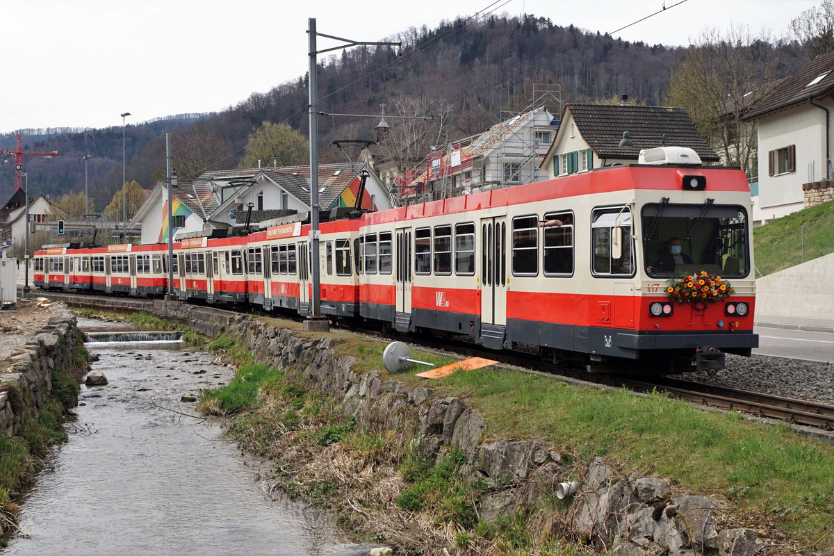 WALDENBURGERLI ADE.
Der letzte Betriebstag der schmalsten Schmalspurbahn der Schweiz vom 5. April 2021.
Nach 140 Jahren wird die Spurweite von 75 Zentimetern auf Meterspur umgebaut.
Die neuen Niederflurzüge von Stadlerrail werden ihren Betrieb von Waldenburg nach Liestal ab dem 10. Dezember 2022 aufnehmen.
Meine Impressionen zeigen die letzten Fahrten dieser sehr beliebten und bekannten Bahn.
Sehr seltener Extrazug mit fünf Wagen bei Niederdorf.
Foto: Walter Ruetsch