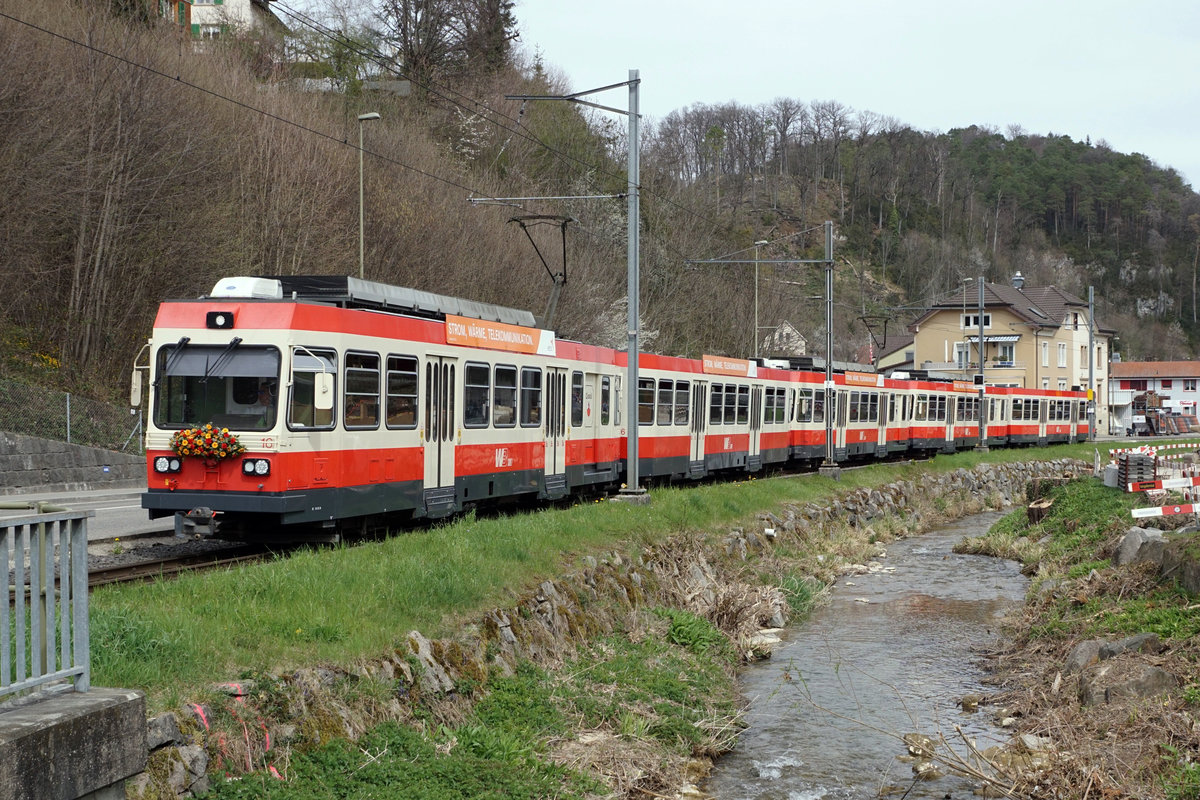 WALDENBURGERLI ADE.
Der letzte Betriebstag der schmalsten Schmalspurbahn der Schweiz vom 5. April 2021.
Nach 140 Jahren wird die Spurweite von 75 Zentimetern auf Meterspur umgebaut.
Die neuen Niederflurzüge von Stadlerrail werden ihren Betrieb von Waldenburg nach Liestal ab dem 10. Dezember 2022 aufnehmen.
Meine Impressionen zeigen die letzten Fahrten dieser sehr beliebten und bekannten Bahn.
Sehr seltener Extrazug mit fünf Wagen bei Niederdorf.
Foto: Walter Ruetsch