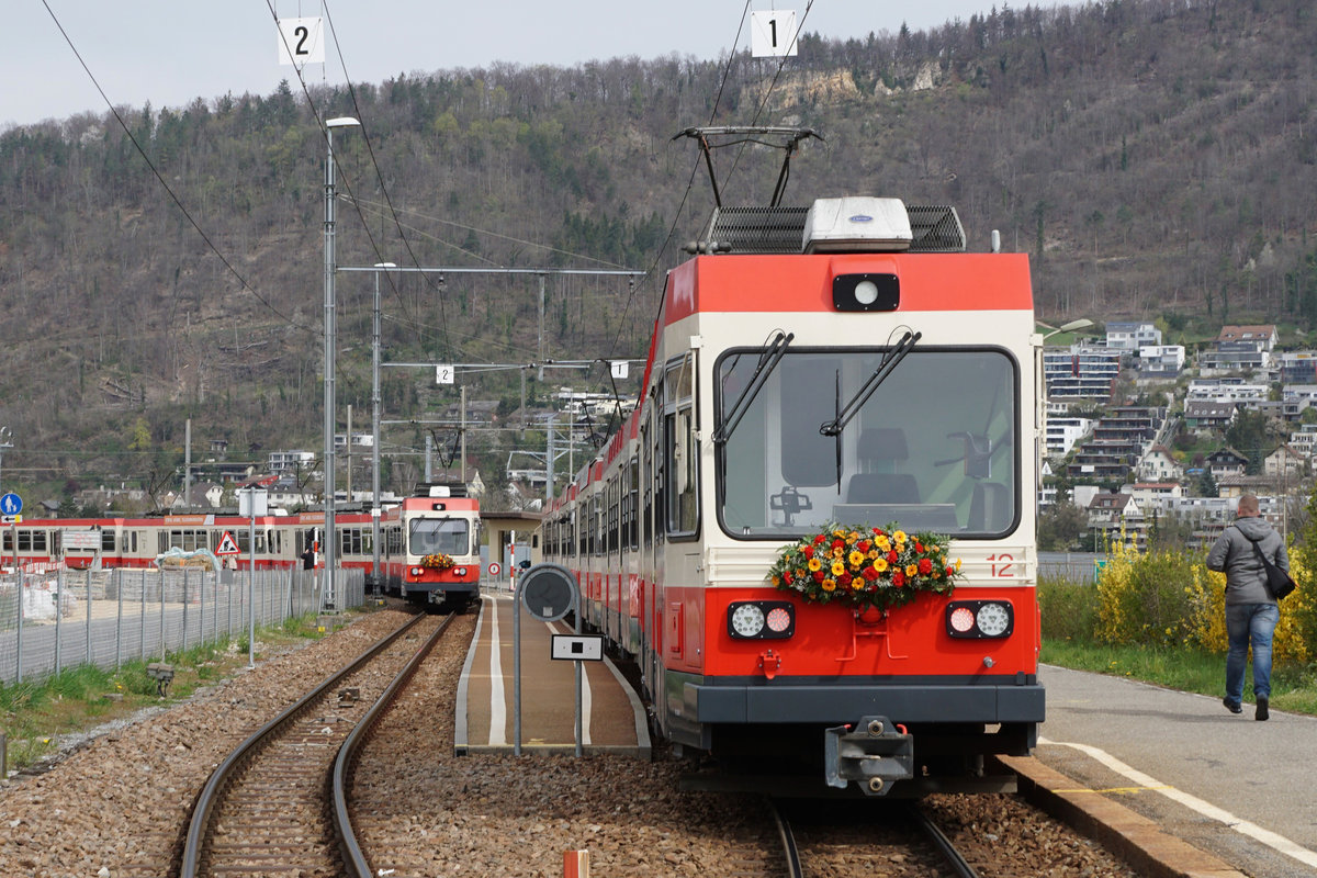 WALDENBURGERLI ADE.
Der letzte Betriebstag der schmalsten Schmalspurbahn der Schweiz vom 5. April 2021.
Nach 140 Jahren wird die Spurweite von 75 Zentimetern auf Meterspur umgebaut.
Die neuen Niederflurzüge von Stadlerrail werden ihren Betrieb von Waldenburg nach Liestal ab dem 10. Dezember 2022 aufnehmen.
Meine Impressionen zeigen die letzten Fahrten dieser sehr beliebten und bekannten Bahn.
Gleich zwei sehr seltene Extrazüge mit fünf Wagen bei der Haltestelle Altmarkt.
Foto: Walter Ruetsch