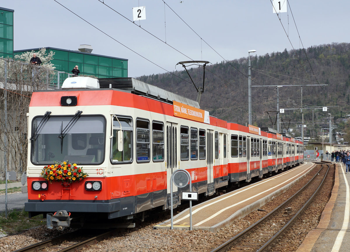 WALDENBURGERLI ADE.
Der letzte Betriebstag der schmalsten Schmalspurbahn der Schweiz vom 5. April 2021.
Nach 140 Jahren wird die Spurweite von 75 Zentimetern auf Meterspur umgebaut.
Die neuen Niederflurzüge von Stadlerrail werden ihren Betrieb von Waldenburg nach Liestal ab dem 10. Dezember 2022 aufnehmen.
Meine Impressionen zeigen die letzten Fahrten dieser sehr beliebten und bekannten Bahn.
Seltener Extrazug mit fünf Wagen bei der Haltestelle Altmarkt.
Foto: Walter Ruetsch