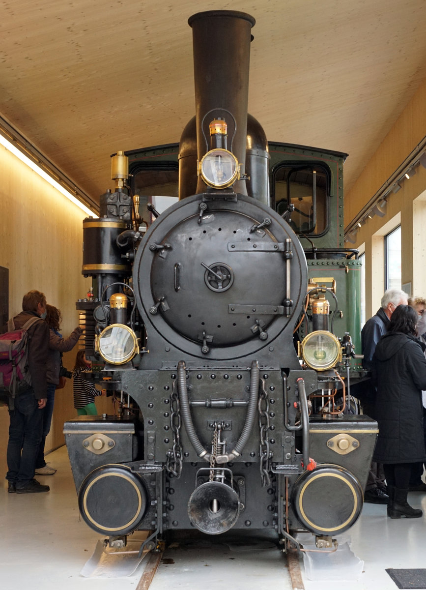 WALDENBURGERLI ADE.
Die letzten Dampfzüge waren auf dem Streckenabschnitt Liestal-Bubendorf, Bad am 23. September 2018 unterwegs. Die G 3/3 5  Gedeon Thomen  hat zusammen mit einem Personen- sowie einem geschlossenen Güterwagen in Bubendorf Talhaus eine eigene Remise erhalten, wo sie der Nachwelt erhalten bleibt.
Auch sie hat ab ihrem Standort in der Remise die letzten Durchfahrten der rot-weissen Züge noch einmal beobachtet. Zu diesem traurigen Anlass wurden extra die Tore geöffnet.
Ab dem 5. April 2021 ist nun die schmalste Schmalspurbahn der Schweiz Geschichte.
Foto: Walter Ruetsch  