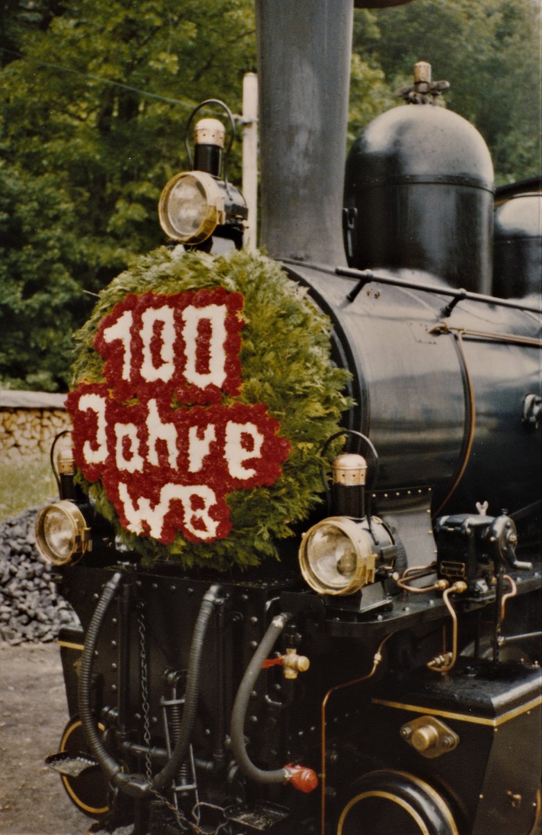WALDENBURGRBAHN BLT/WB
Ein zweites Leben für die WB G 3/3 5 G Thommen.
Anlässlich der Feierlichkeiten zum 100. Geburtstag der WB konnte die G. Thommen, nachdem sie beim Bahnhof Liestal über 20 Jahre als Denkmal aufgestellt war, erstmals wieder wie in alten Zeiten im Streckendienst erlebt werden.
Diese Aufnahme ist im Jahre 1980 entstanden.
Damals dachte noch keiner der zahlreichen Festbesucher an die letzten Fahrten vom 23. September 2018.
Foto: Walter Ruetsch
