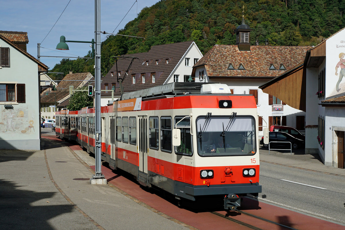 WALDENBURGRBAHN BLT/WB
Regionalzug mit BDe 4/4 15 als Strassenbahn bei Oberdorf am 22. September 2018.
Foto: Walter Ruetsch