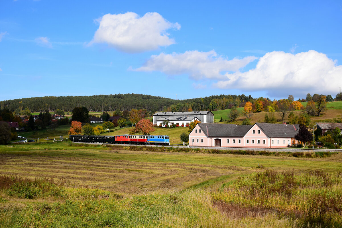 Waldviertel-Landschaft mit einem 3Fach Traktion Sonderzug.
Die V10 + V5 + V12 sind auf dem Weg von Gmünd nach Groß Gerungs bei St. Martin.
Waldviertalbahn, 08.10.2022.