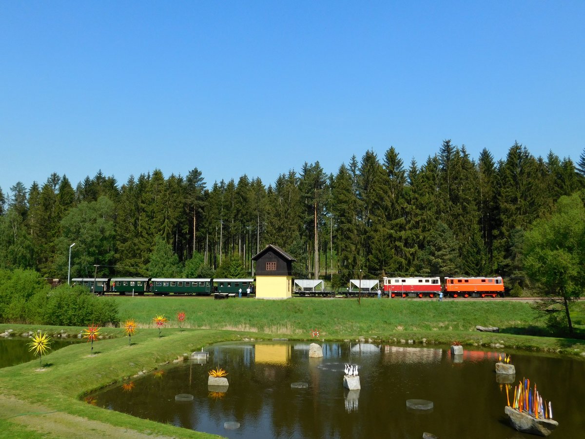 Waldviertelbahn-Idyll in Alt Nagelberg. Das Bild zeigt die Loks 2095.05 und 2095.12 mit dem Jubiläum-Sonderzug in Alt Nagelberg.
Foto: Márk Németh  25.05.2019.
