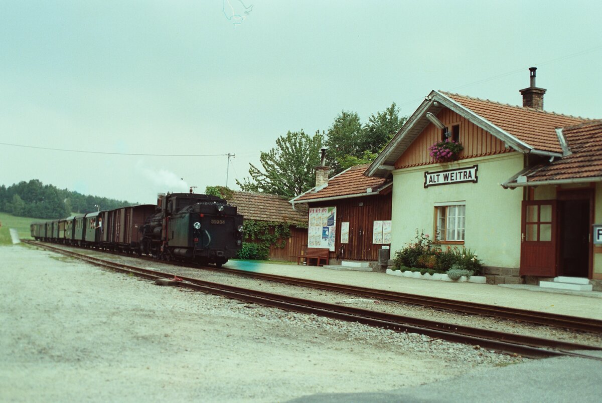 Waldviertelbahn (Südast), Dampfzug mit ÖBB-Lok 399.04, Bahnhof Alt-Weitra.
Datum: 20.08.1984