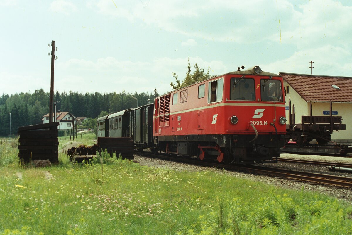 Waldviertelbahn zu ÖBB-Zeiten (Nordast), Diesellok 2095.14 vor dem Bahnhof Alt-Nagelberg, 20.08.1984