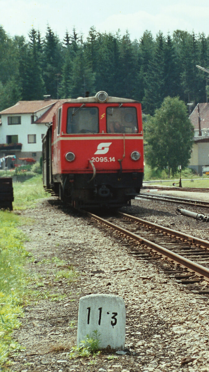 Waldviertelbahn zu ÖBB-Zeiten (Nordast), Diesellok 2095.14 vor dem Bahnhof Alt-Nagelberg, 20.08.1984