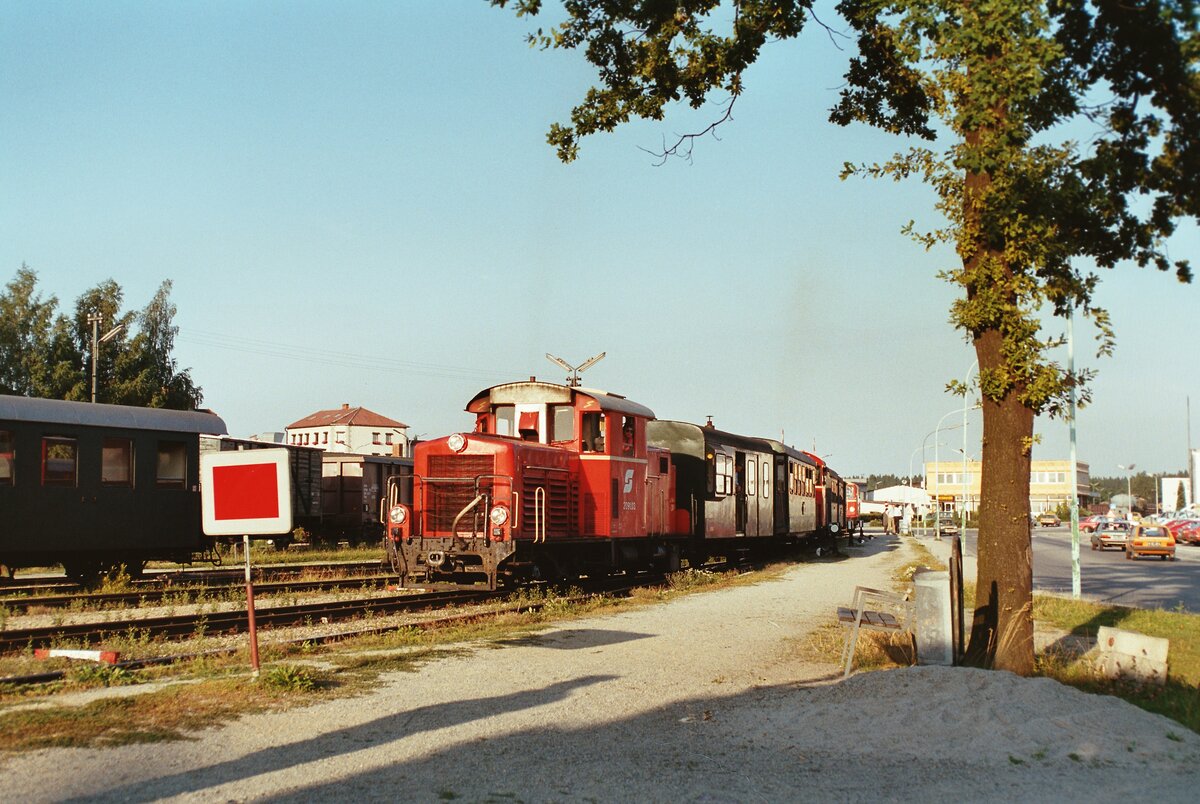 Waldviertelbahnen, Betriebsmittelpunkt Gmünd: ÖBB-Diesellok 2091.03 wartet mit einem Zug auf ihre Weiterfahrt. 
Datum: 18.08.1984