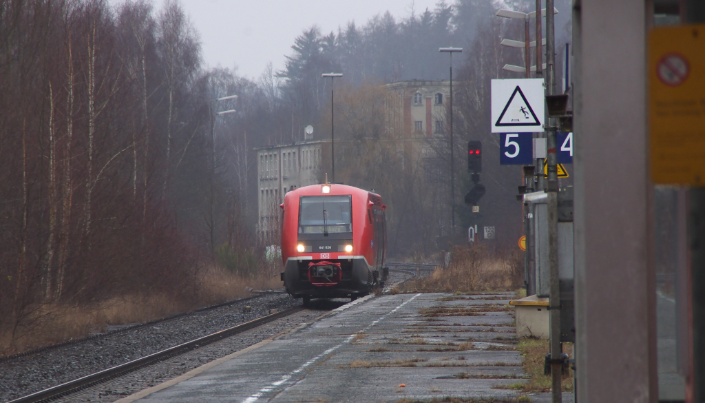 Wale in Oberfranken oder Schmuddelwetter zum Jahresbeginn. Wale wandern ja über tausende von Kilometern. Nun sind sie auch in Oberfranken angekommen.
Die vormals 612er Leistungen nach Bamberg bzw. Würzburg gingen nun auf die Wale der BR 641 über.
Die RE fahren abwechselnd stündlich ab Hof entweder nach Lichtenfels oder Bamberg, eine direkte Verbindung nach Würzburg gibt es nicht mehr.
Die Bamberger Züge halten auch zusätzlich in Schwarzenbach (Saale), Stammbach und Marktschorgast, sodass zu den kleineren Stationen ein Zweistundentakt entsteht.

641 026 als RE 3046 Hof - Bamberg durchfährt ohne Halt den Keilbahnhof Oberkotzau.
In Oberkotzau zweigen die Strecken nach Weiden und Selb Stadt (Asch) ab.

02.01.2014 Bahnstrecke 5100 Bamberg - Hof.

Das Wetter war so mieß und nasskalt, dass sich Ivie nach einer Stunde ins wärmere Auto verzog, denn Wartesäle in den Bahnhöfen gibt es ja nicht mehr!