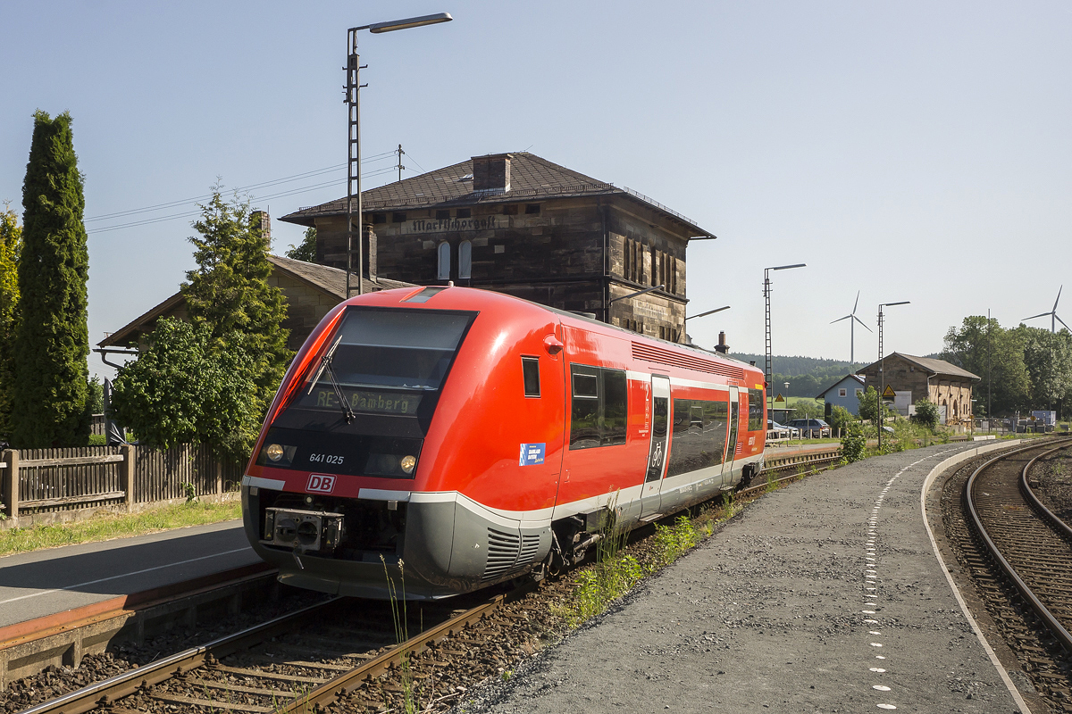  Walfisch  641 025 am 04.06.2015 im Bahnhof Marktschorgast. Von hier aus geht es die Schiefe Ebene runter nach Neuenmarkt-Wirsberg.

Hersteller: Alstom
Fabriknummer: 25
Abnahmedatum: 11.04.2002
Erst-Bw: Erfurt
UIC-Nr.: 95 80 0641 025-1 D-DB
ursprüngl. Fahrzeugnr.: 641 025-2
Betreibernr. z.Z.d. Aufnahme: 641 025
EBA-Nr.: EBA 99H07A 025
Eigentümer z.Z.d. Aufnahme: DB Regio AG
Fahrzeugnutzer z.Z.d. Aufnahme: Verkehrsbetrieb Thüringen, Erfurt
Radsatzfolge: (1A)'(A1)'
Vmax (km/h): 120
Leistung (kW): 2 x 257
Dienstmasse (t): 47
Radsatzfahrmasse max. (t): 12
LüP (mm): 28.900