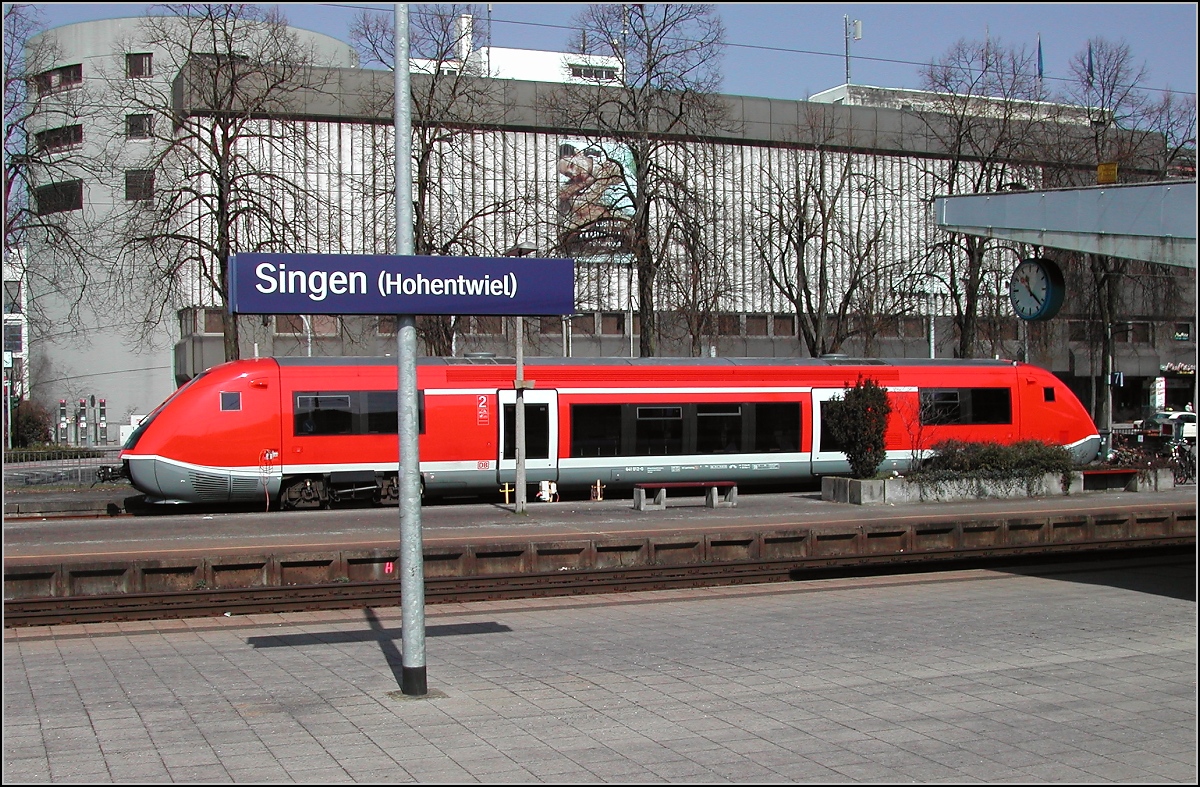 Walfisch, da pa�t der ganze Zug ins Bild. Gesehen am 23. M�rz 2003 (11:22) in Singen/Hohentwiel. Zu diesem Zeitpunkt bediente er die Strecke Singen-Erzingen. Nur der erste und letzte Halt in Gottmadingen und Erzingen seiner Route sind in Deutschland, alle anderen in der Schweiz. Wer genau hinschaut, der sieht ihn �brigens im Bild von Google Earth an genau der gleichen Position, wie im Bild...