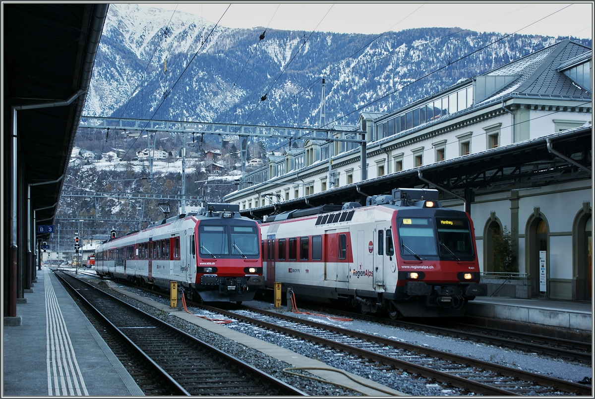 Walliser Domino Züge warten in Brig auf die Abfahrt bzw. auf ihren Einsatz.
17. Dez. 2013