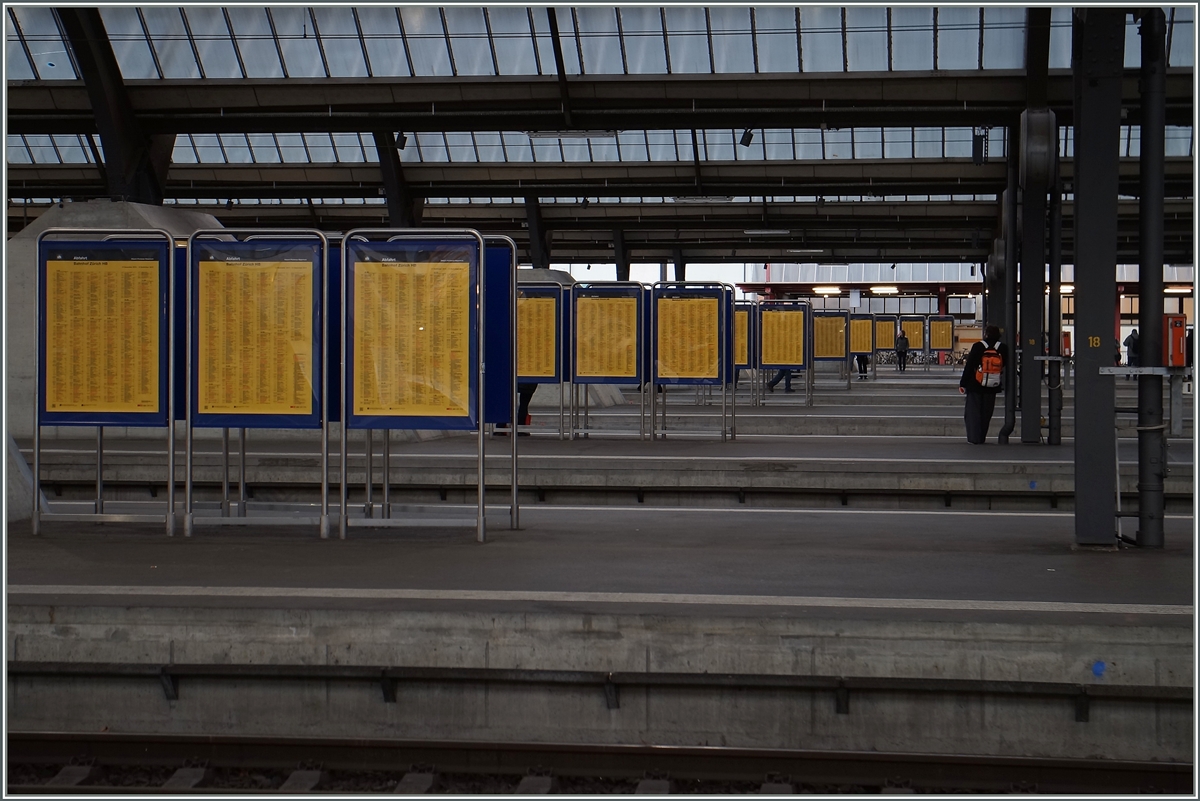 Wann fährt der nächste Zug?
Zürich HB (Hallengleise) während einer nur kurzen  Zugspause  am 1. Dez. 2015