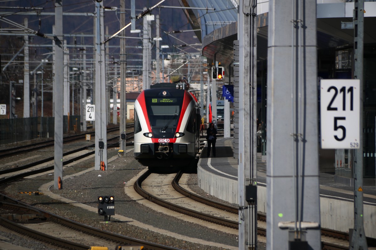 Wann kommt den endlich die Zustimmung zur abfahrt ,.....

Die Zugbegleiterin wartet gespannt auf das kleine weisse  Z 

2.03.2016 Graz Hauptbahnhof