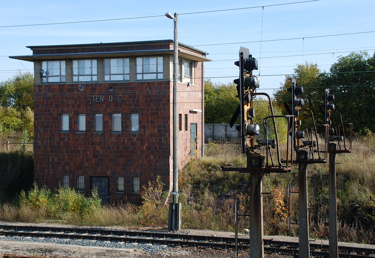 Wann wohl der letzte Zug in  TENOE  abgefahren ist ? (Rückgebauter Bahnhof Hüttenrode an der Rübelandbahn, 10.10.2008)
