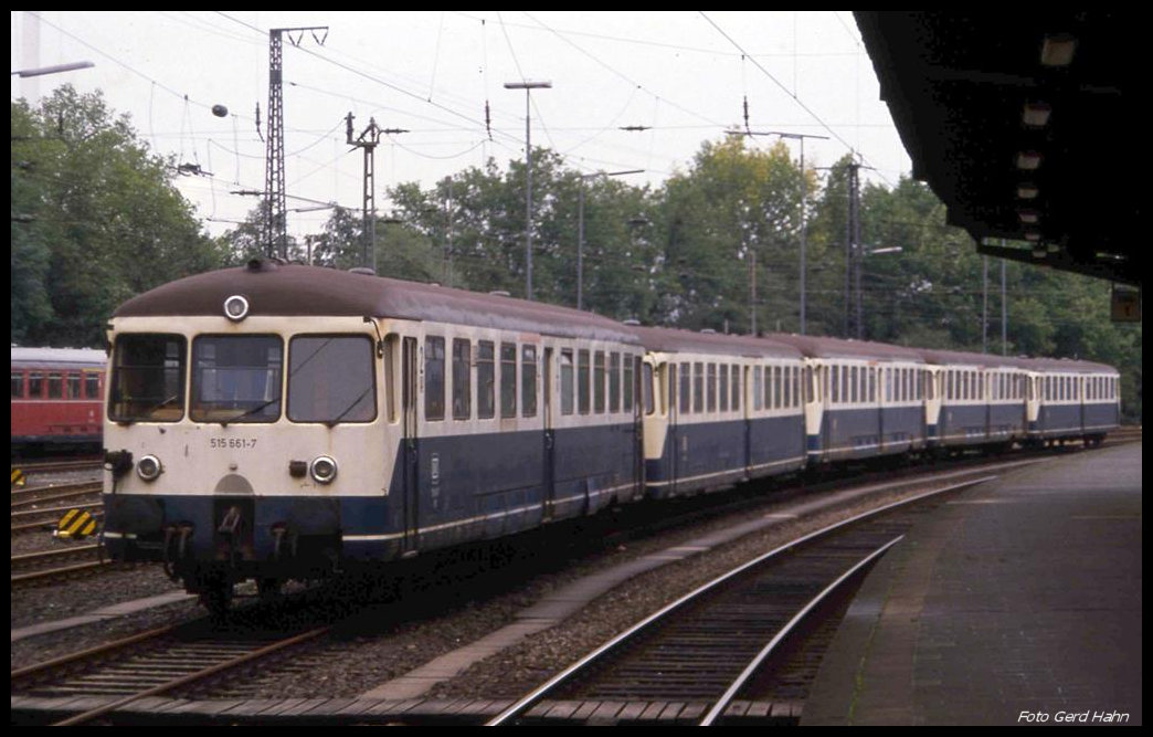 Wanne Eickel am 6.10.1989: Abgestellte Akku Fahrzeuge und Beiwagen.
Von vorn zu sehen: 515661 und 815683 und 515610 und 515532 und 515674