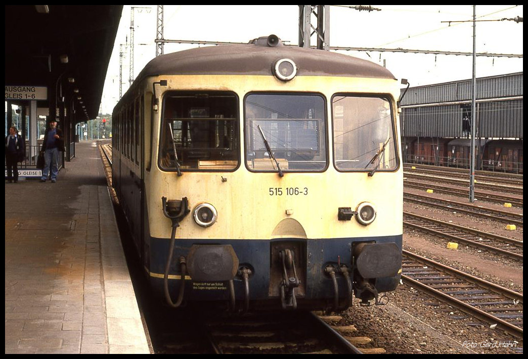 Wanne Eickel am 6.10.1989: Akku Triebwagen 515106 nach Dorsten steht um 13.55 Uhr am Bahnsteig bereit.