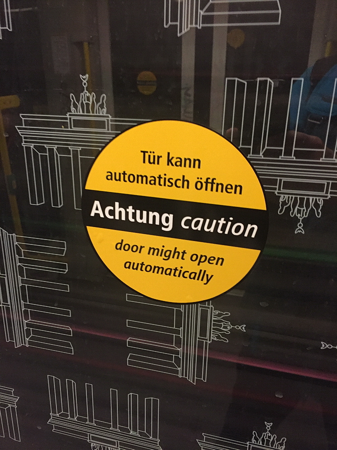 War früher verpönt... Erfroren sind schon viele, erstunken noch niemand...  war das Motto wenn es darum ging z.B. die Abteiltüren der U-Bahn bei einem Halt in der Station alle zu öffnen. Corona macht es nun möglich. Wo die Technik es zulässt, werden wie hier im Bild zu lesen, alle Türen eines Zuges der Linie U2 automatisch geöffnet und geschlossen. Foto: 02.04.2020  


