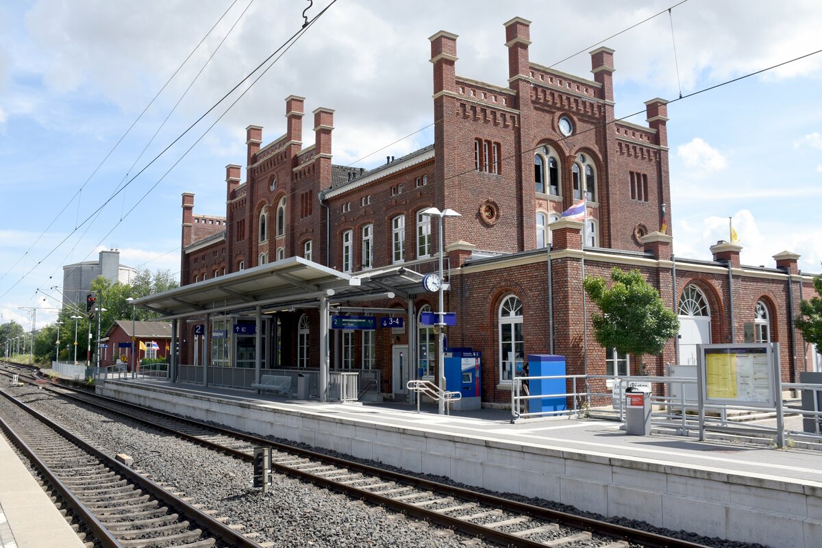 WARBURG (Kreis Höxter), 26.07.2020, Blick auf das Bahnhofsgebäude