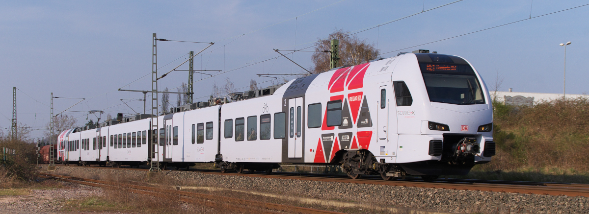 Waren früher die 143er mit ihren Dostos im Zweistundentakt an Saar und Mosel unterwegs, so werden die SÜWEX Triebzüge nun fast allgegenwärtig. Im Stundentakt brausen sie über die Gleise an Saar und Mosel. Der SÜWEX Koblenz - Mannheim passiert gerade das Kraftwerk Ensdorf. Die Flirt 3 von Stadler sind oft zu früh an den Haltepunkten, weil sie ein enormes Beschleunigungsvermögen haben. dadurch müssen sie manchmal ein bisschen warten bevor es weiter geht oder sie können sehr gut Verspätungen wieder heraus fahren! Bahnstrecke 3230 Saarbrücken - Karthaus am 08.04.2015 