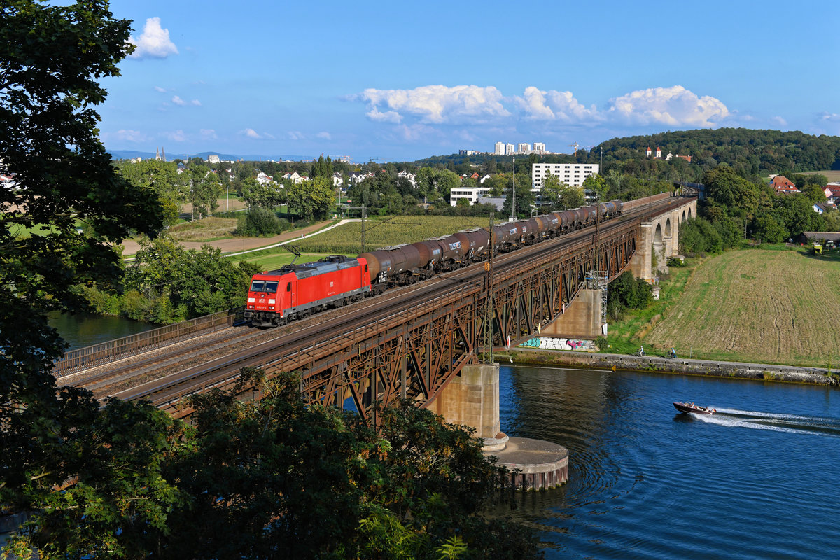 Warmes Abendlicht, eine interessante Wolkenstimmung, das Motiv schön ausgeleuchtet und auch ein Hobby-Kapitän braust genau zum rechten Zeitpunkt die Donau hinunter. Nur der Zug hätte für ein perfektes Bild etwas spektakulärer sein dürfen. Am 11. September 2020 beförderte die 185 253 einen Ganzzug bestehend aus Chemiekesselwagen und konnte auf der Mariaorter Eisenbahnbrücke fotografiert werden. 
