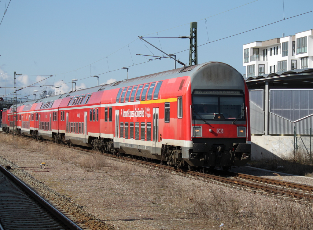 Warnemnde-Express 18590 von Berlin Hbf(tief)nach Warnemnde bei der Durchfahrt am 06.04.2015 in Warnemnde Werft