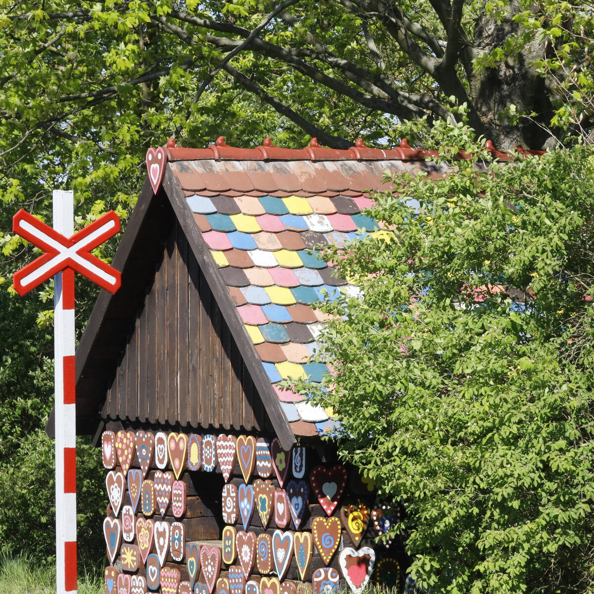 Warnkreuz  mit Hexenhaus oder Hexenhaus mit Warnkreuz ? 27.04.2024  09:52 Uhr.