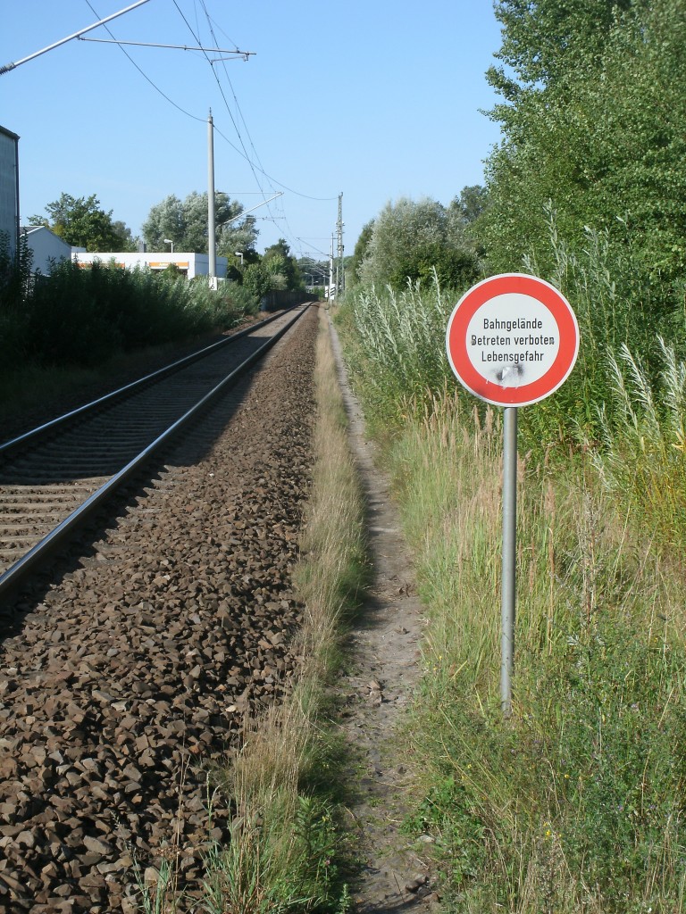 Warnschild an der Strecke Stralsund-Rostock.Aufgenommen am 25.August 2013 vom Bahnbergang Stralsund Gewerbegebiet.
