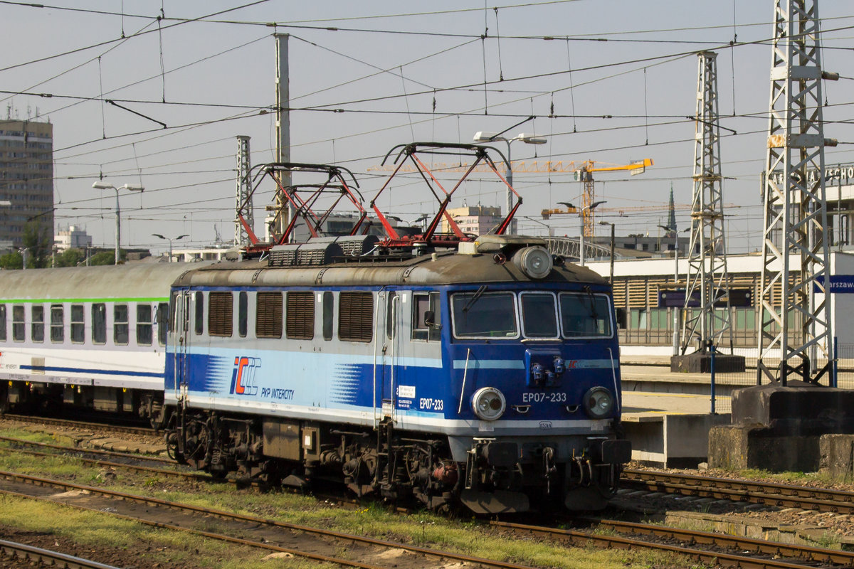 Warschau Wschodnia am 30. April 2018. In der Sonne steht EP07-233 und wartet auf neue Aufgaben.