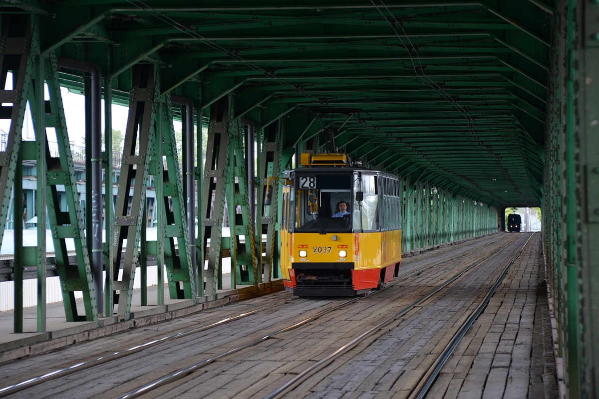 Warszawa (Warschau), Most Gdański (Danziger Brücke). Konstal 105N2K #2037 erreicht die Haltestelle Most Gdański. Die Aufnahme stammt vom 17.06.2018. 