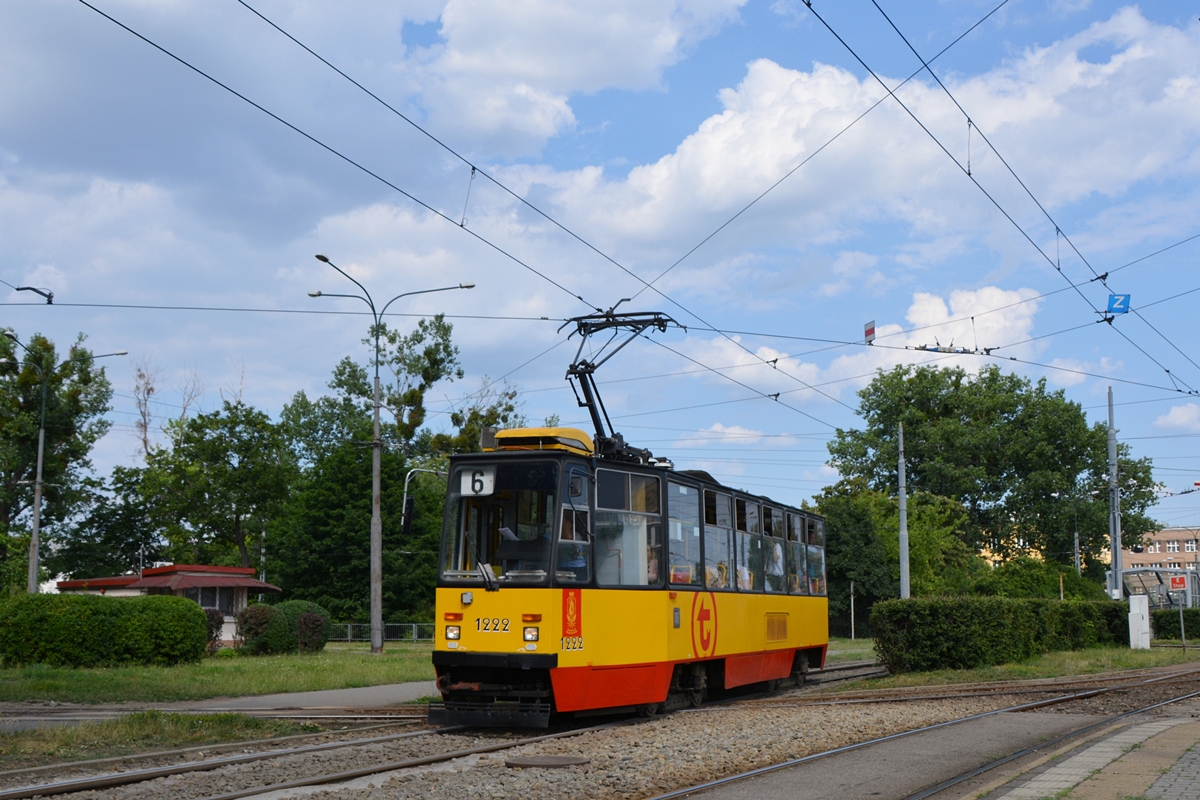 Warszawa (Warschau), Słowackiego. Konstal 105Na #1222 verlässt die Haltestelle Metro Marymont. Die Aufnahme stammt vom 17.06.2018. 