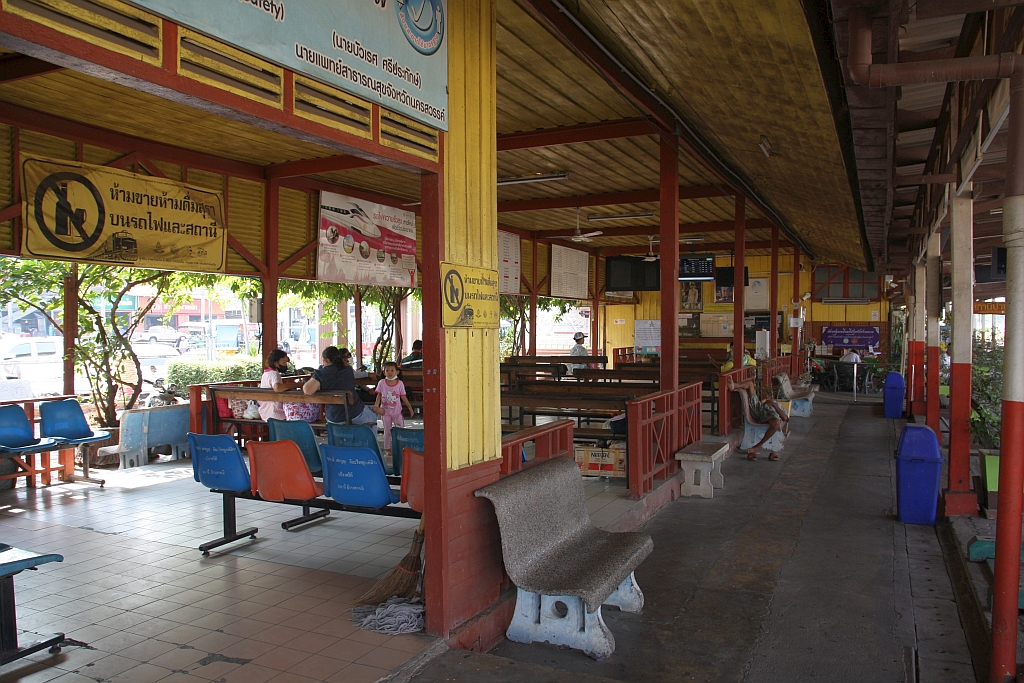 Wartebereich der Ban Takhli Station am 29.März 2023.