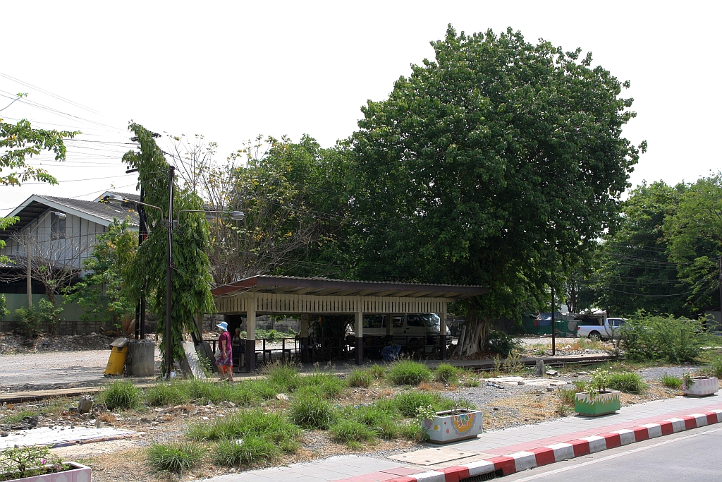 Wartebereich der Charansanitwong Station für Züge in Richtung Thon Buri am 24.März 2024.
