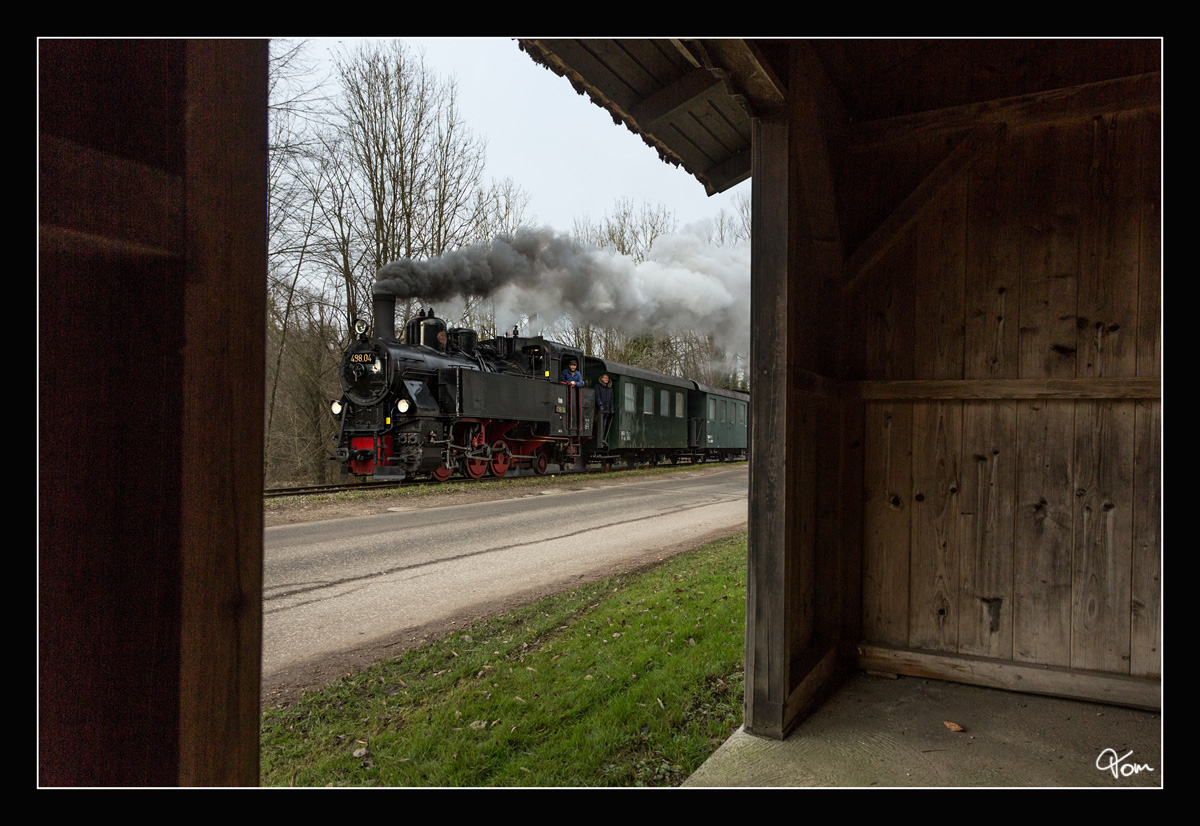 Wartehäuschen - Die ÖGEG Dampflok 498.04, dampft mit einem Adventzug durch das Steyrtal, von Steyr nach Grünburg. 
Letten 8.12.2016