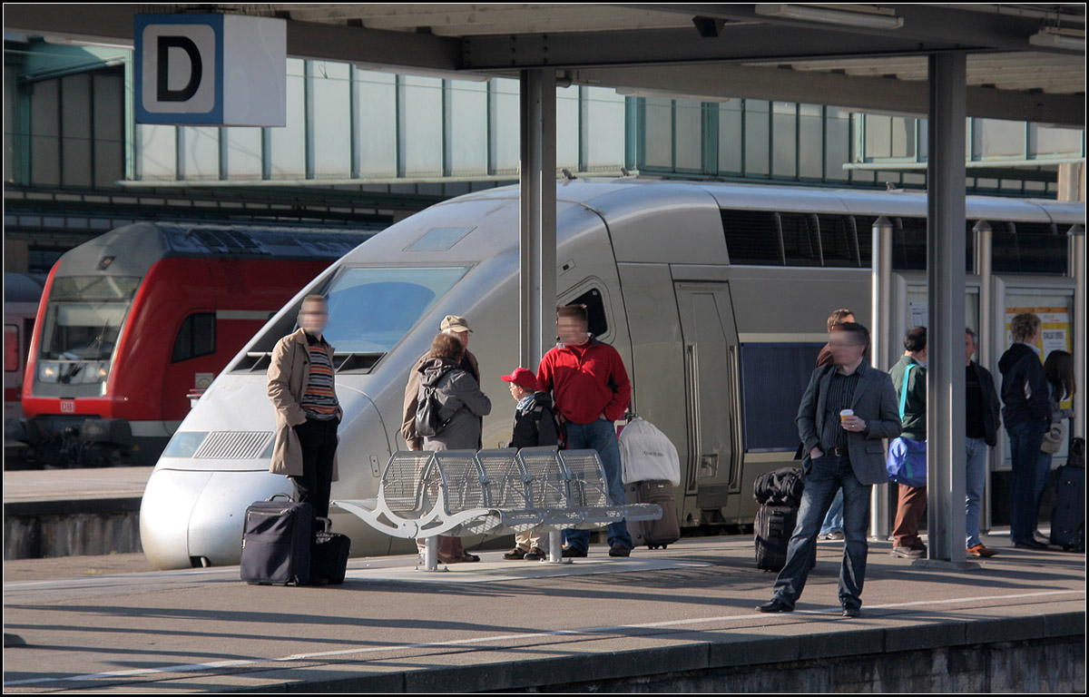 Warten -

... auf den Zug im Stuttgarter Hauptbahnhof. Die Aufnahme ist mittlerweile 10 Jahre alt und könnte so auch nicht mehr aufgenommen werden. Ich hatte sie seinerzeit schon mal gezeigt, dann aber, da ich die Personen nicht unkenntlich gemacht hatte, wieder gelöscht. Das Thema Bahn und Menschen finde ich sehr spannend, wird aber hier bei Bahnbilder.de kaum umgesetzt.

19.04.2009 (M)