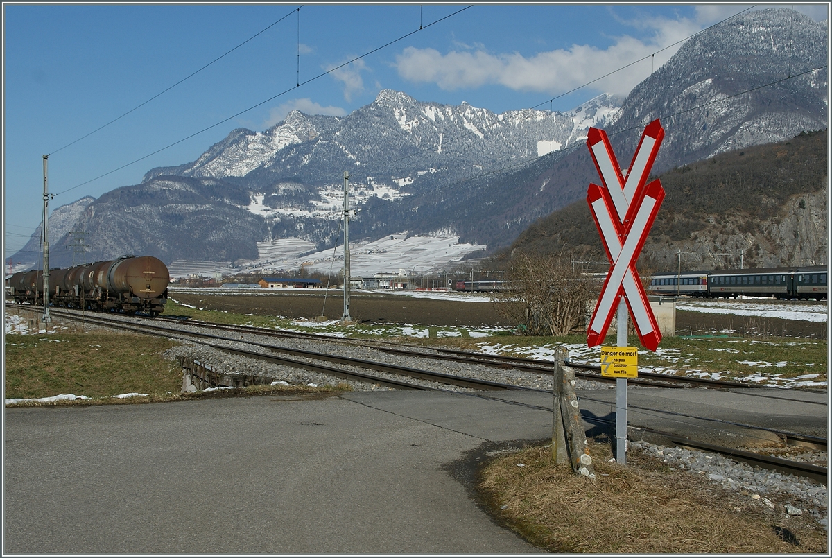 Warten am Bahnübergang.
Bei St-Triphon, am 16. Feb. 2013 