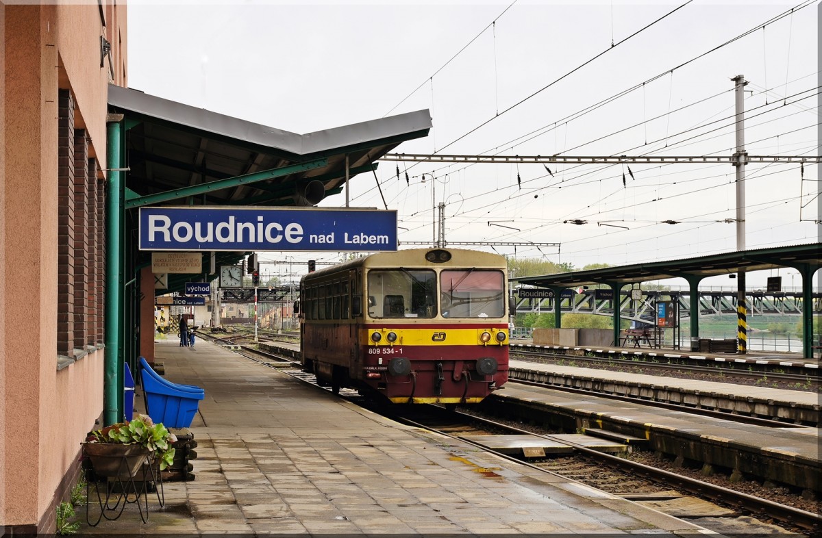 Warten auf neue Aufgaben. Der 809 534 im Bahnhof von Rudonice nad Labem. Aufgenommen am 06.05.2015.